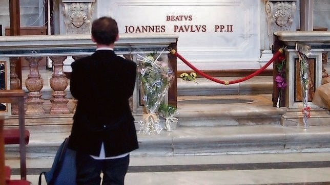 Juan Pablo II, siempre acompañado