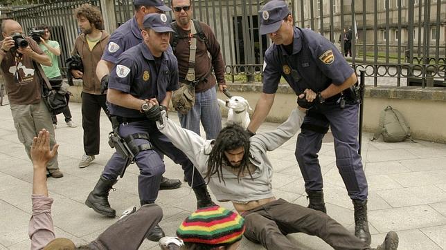 Los indignados de Santiago protestan a las puertas del Parlamento gallego