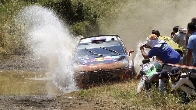 Ogier frena en el último tramo y cede el liderato a Loeb