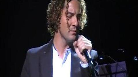 David Bisbal rompe a llorar en un concierto tras romper con Elena Tablada