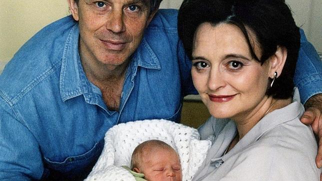 Tony Blair cobra a los amigos que fueron a la fiesta de su hijo en su mansión