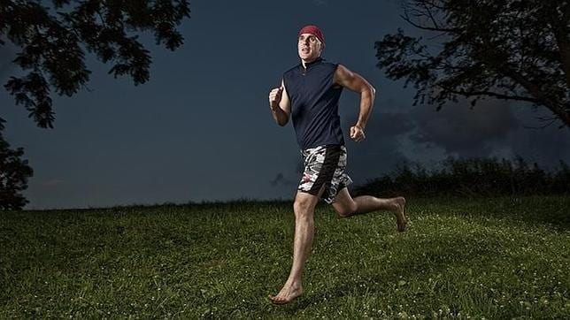 Christopher McDougall: «Desde que corro descalzo no he vuelto a lesionarme»