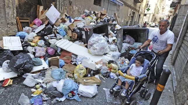 La basura invade las calles de Nápoles