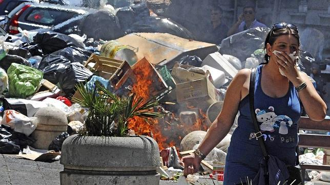 Más de 2.000 toneladas de basura se acumulan en las calles de Nápoles
