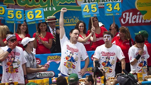 «Mandíbulas» renueva título al engullir 62 perritos calientes 10 minutos