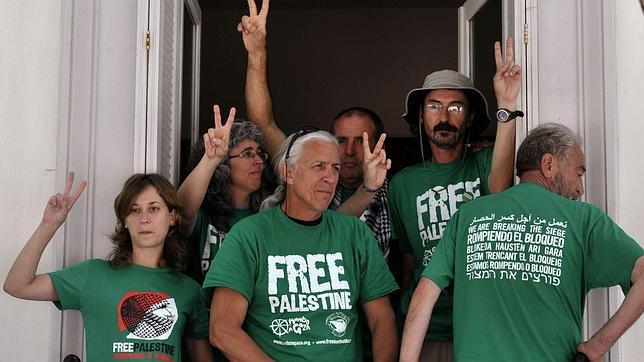 Activistas de la segunda flotilla a Gaza se encierran en la embajada de España en Grecia