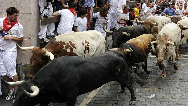 En directo: Rápido y limpio primer encierro de los sanfermines 2011