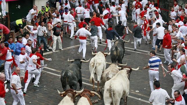 El cuarto encierro de San Fermín de los «miuras», rápido, limpio y multitudinario