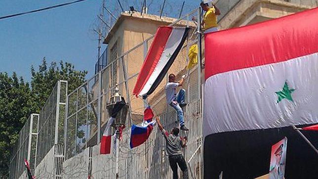 Partidarios de Al Assad asaltan las embajadas de Estados Unidos y Francia