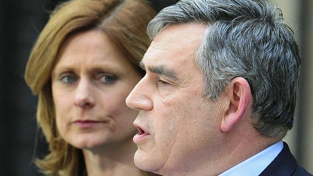 Gordon Brown acusa a los medios de Murdoch de recurrir a «conocidos delincuentes»