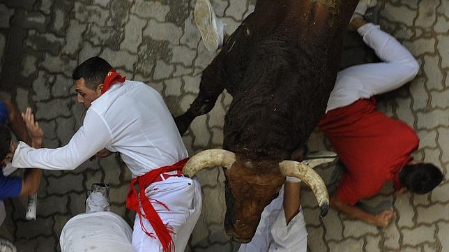 El toro de El Pilar causa el pánico en uno de los encierros más rápidos de la historia