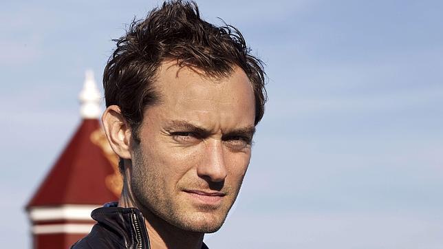 El actor Jude Law acusa a «The Sun» de pincharle el teléfono