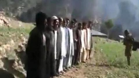 Los talibanes muestran la ejecución de 16 policías en Pakistán