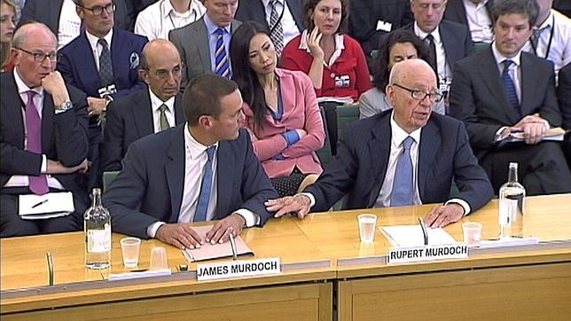 Los titulares de la comparecencia de los Murdoch