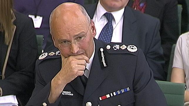 Scotland Yard revela que diez miembros de su gabinete trabajaron en «News of the World»