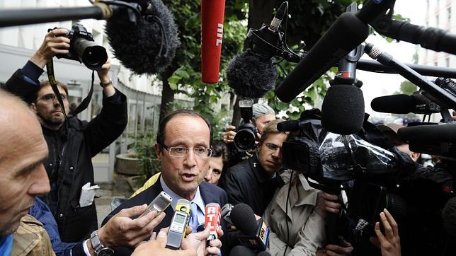 Hollande denuncia una «operación política» tras declarar por el caso Strauss-Kahn