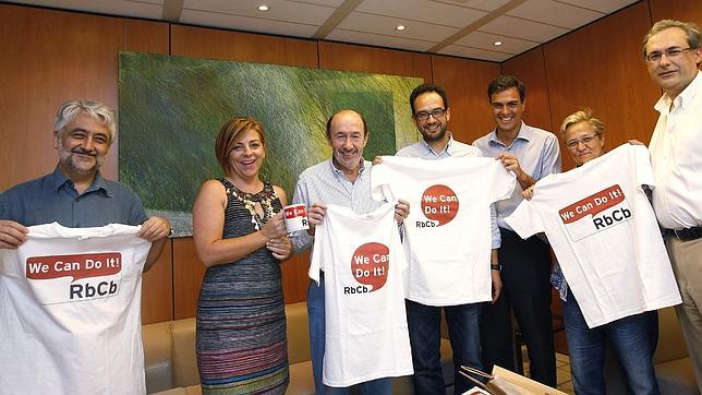 El equipo de Rubalcaba celebra el cumpleaños del candidato socialista: «Podemos hacerlo»