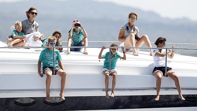 La Reina acude al inicio de la Copa del Rey con sus hijos y seis de sus nietos