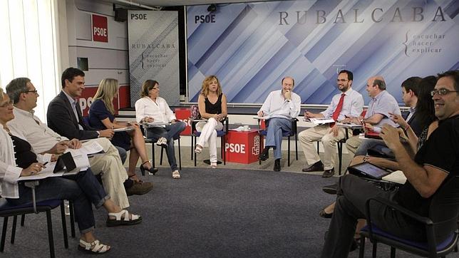 La insistencia de Rubalcaba en exigir liderazgo irrita a un sector del PSOE