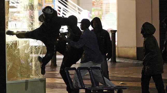 Los disturbios se extienden a otras ciudades de Inglaterra en la tercera noche de violencia