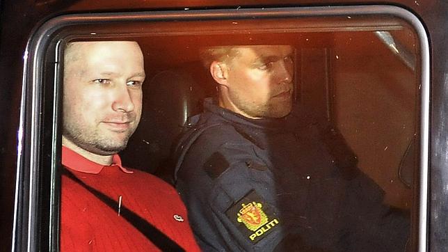 Breivik pudo haber filmado parte de su matanza con una cámara