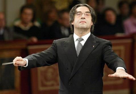 Muti triunfa en casa