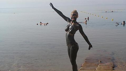 Bar Rafaeli se da gloriosos baños de barro