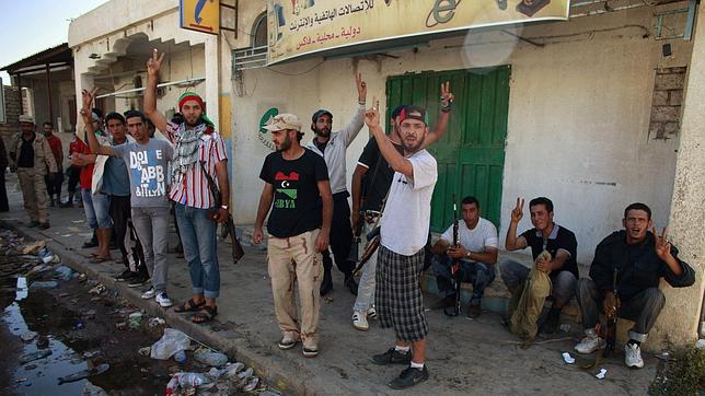 Los rebeldes libios estrechan el cerco sobre Trípoli