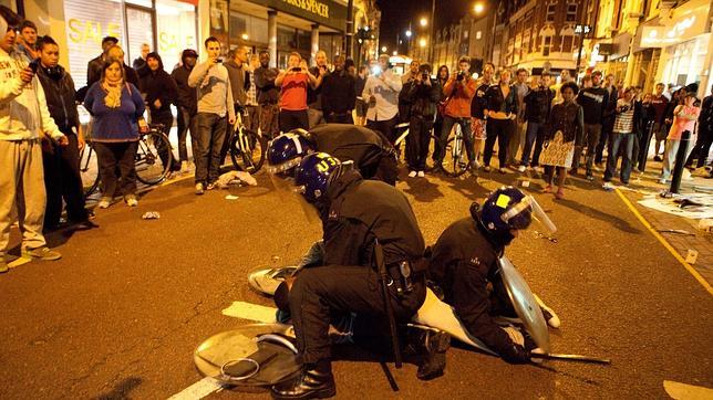 Un adolescente de 16 años, acusado del asesinato de la quinta víctima en los disturbios de Londres