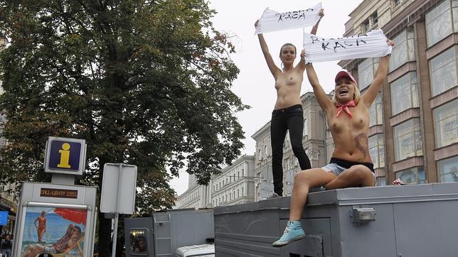 Dos activistas muestran sus pechos frente al tribunal que juzga a Timoshensko como señal de protesta