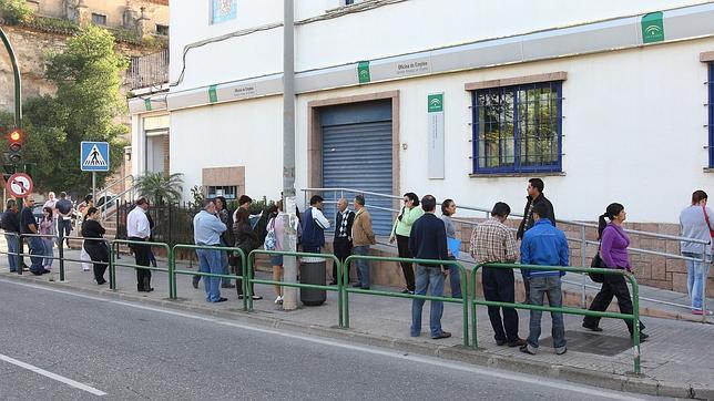 Quienes perciben los 400 euros no saben todavía si seguirán recibiéndolos o no
