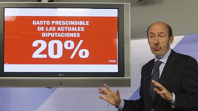 Rubalcaba propone sustituir las Diputaciones por Consejos de Alcaldes para ahorrar 1.000 millones