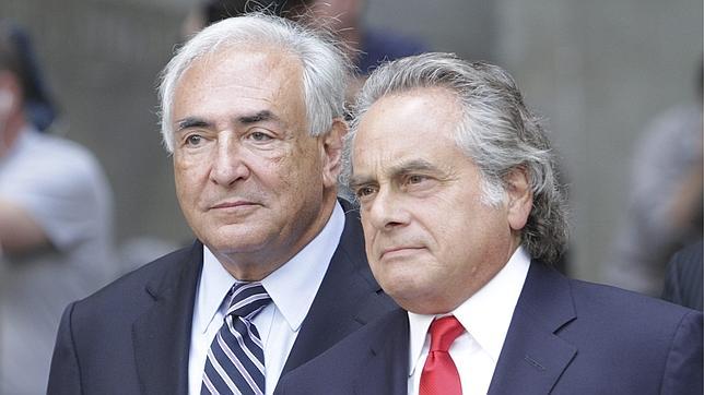 La defensa de Strauss-Kahn se plantea investigar los «puntos oscuros» del proceso