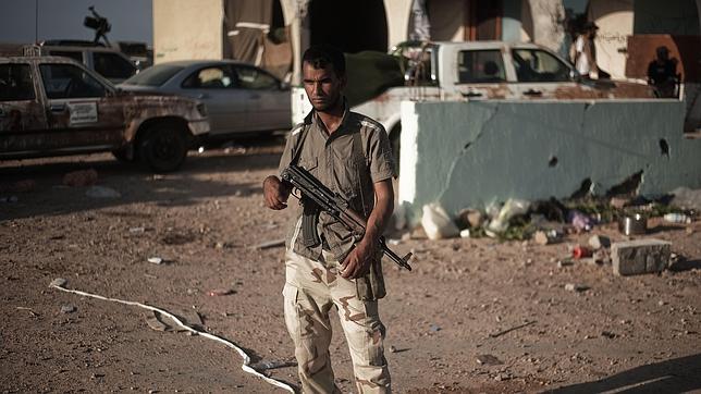 La OTAN proporciona «recursos de inteligencia» a los rebeldes para capturar a Gadafi