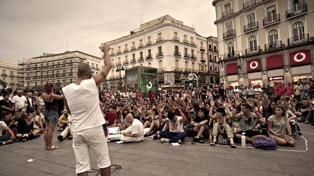 La Policía recibe órdenes escritas de estar «a distancia» de los indignados para evitar incidentes