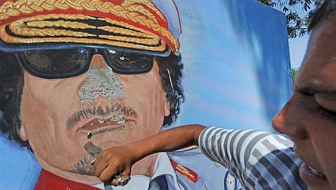 Gadafi está escondido al sureste de Trípoli, según la diplomacia libia