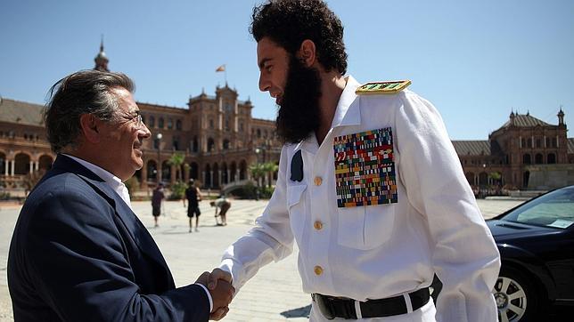 Sacha Baron Cohen despliega sus dotes de «dictador» en Sevilla