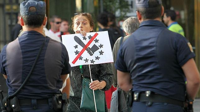 Los «indignados» se concentran frente al Congreso contra la reforma constitucional