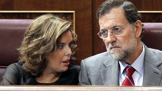 Sáenz de Santamaría: «El mayor adversario de Rubalcaba es su pasado»