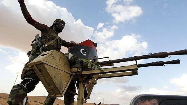 Los rebeldes libios asedian los últimos bastiones fieles a Gadafi