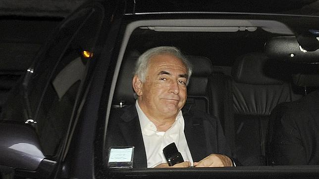 Strauss-Kahn admite que intentó besar a la periodista que le acusó, según «L'Express»