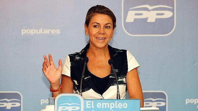 Cospedal critica que el PSOE lleve ocho años «haciendo la pelota a los bancos»