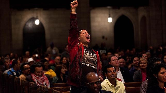 Chávez irrumpe en una misa en su honor en Nueva York para dar las gracias por megafonía