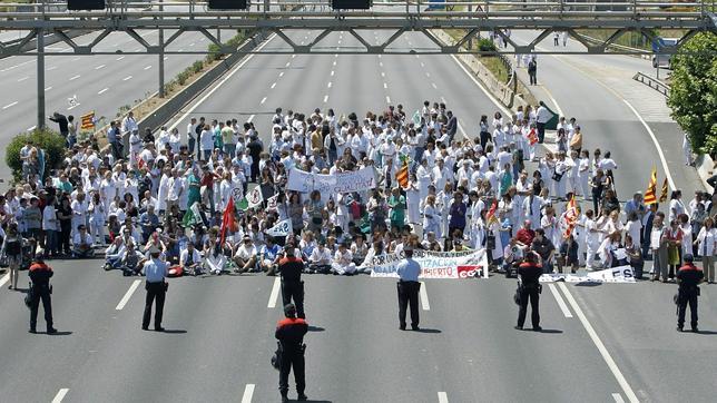 Médicos y enfermeras catalanes deciden hoy si se bajan el sueldo