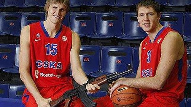 Kirilenko se presenta con un AK-47 en el CSKA