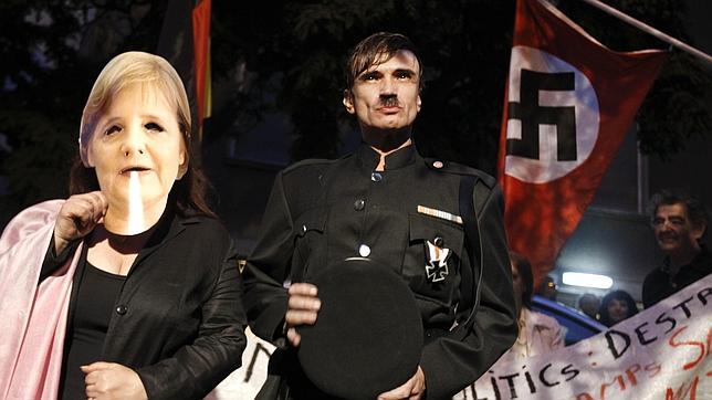 Despidos y bajadas de sueldo en el sector público griego para contentar a la troika