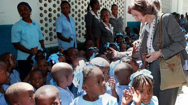 La Reina elogia el trabajo de los españoles en Haití para fomentar el desarrollo