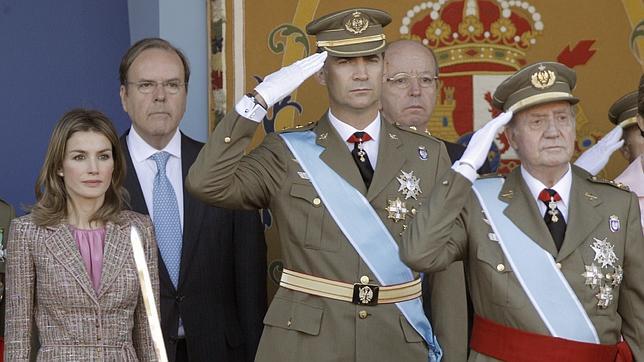 Doña Letizia opta este año por la falda y Chacón repite pantalón en el desfile