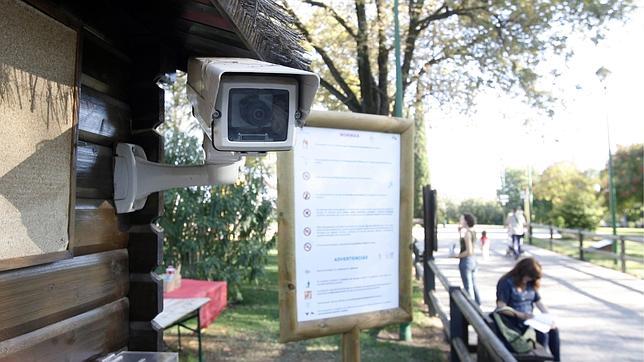 Las cámaras grabaron al padre de los niños desaparecidos solo en el coche