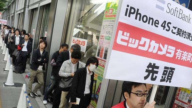 Filas, sillas plegables y parasoles para hacerse con el iPhone 4S en Tokio
